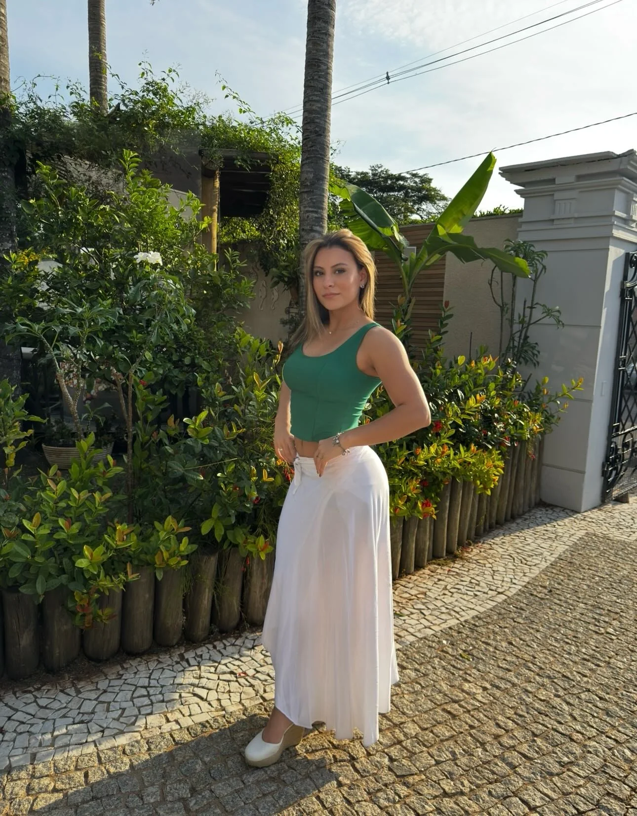 Eduarda em look casual ao ar livre