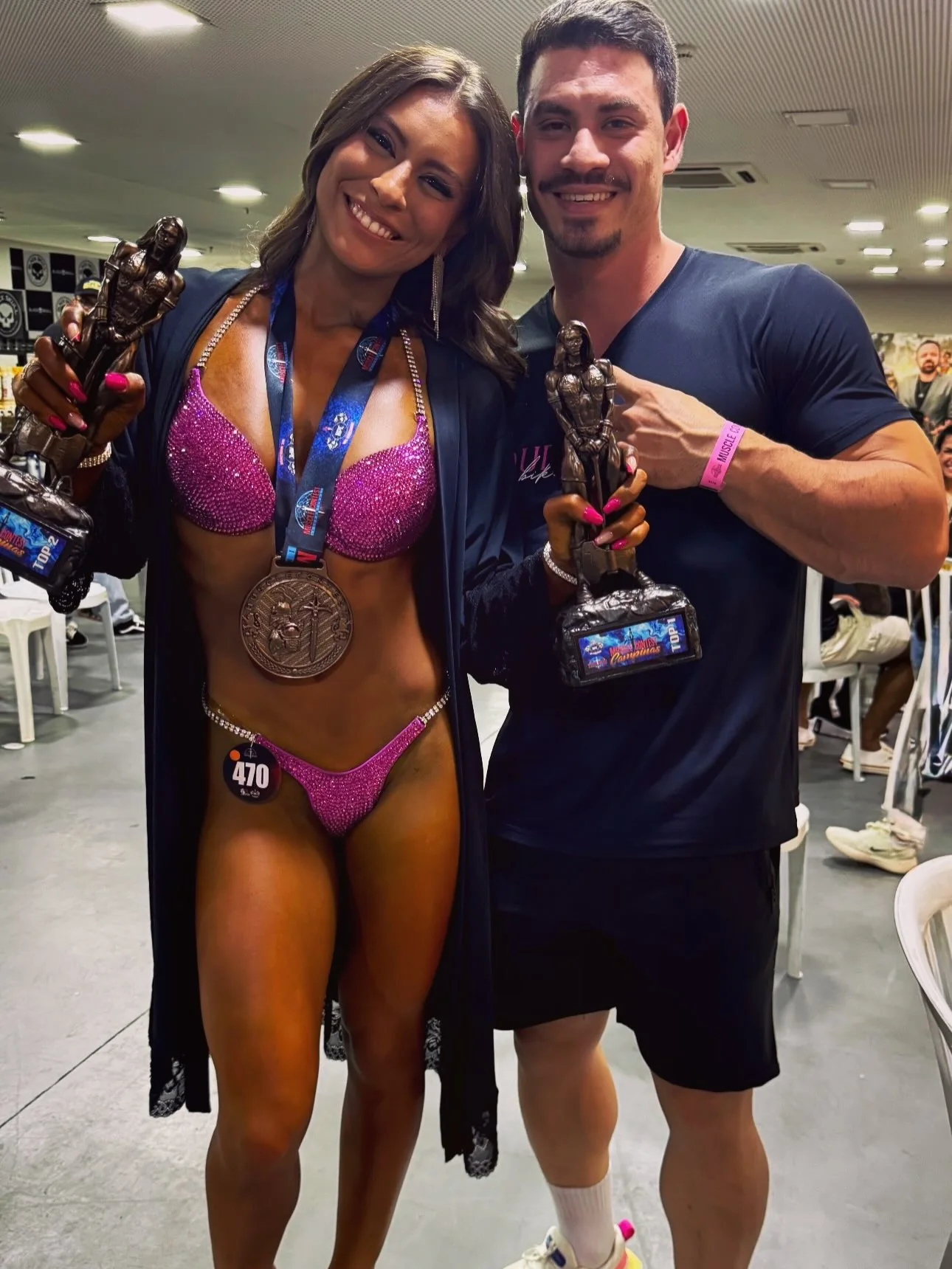 Eduarda com medalha após a estreia em competição