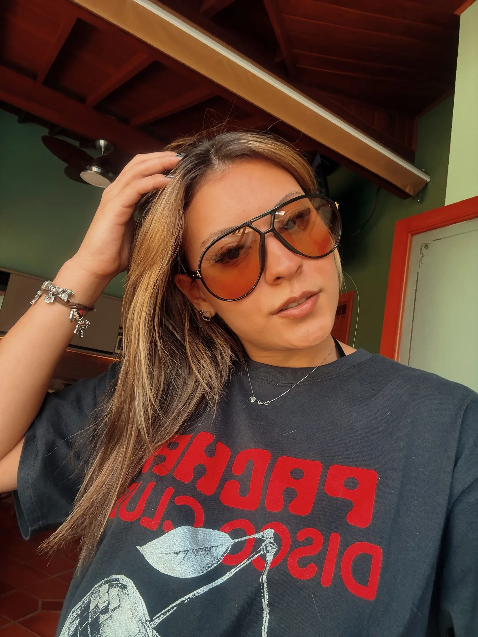 Retrato casual de Eduarda com óculos laranja